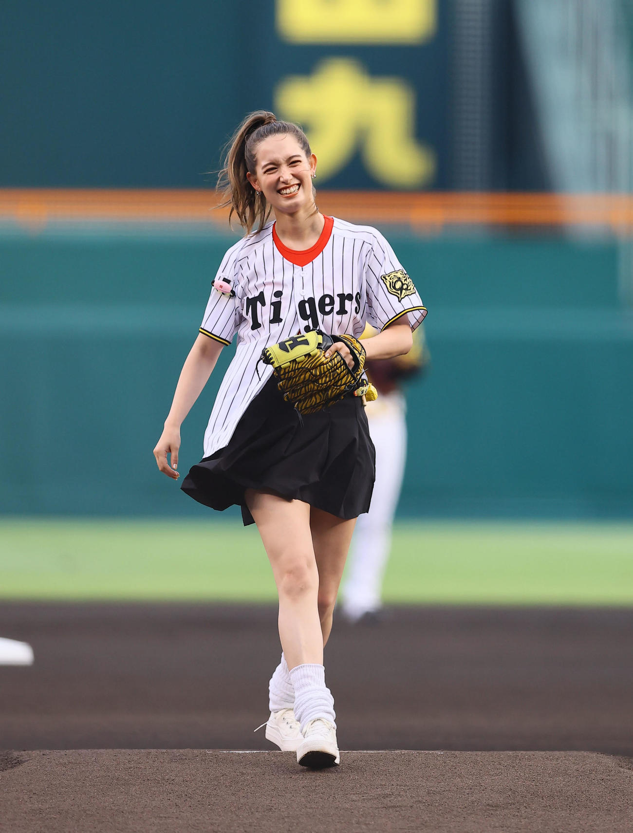 阪神対中日　始球式を務めたトラウデン直美（撮影・藤尾明華）