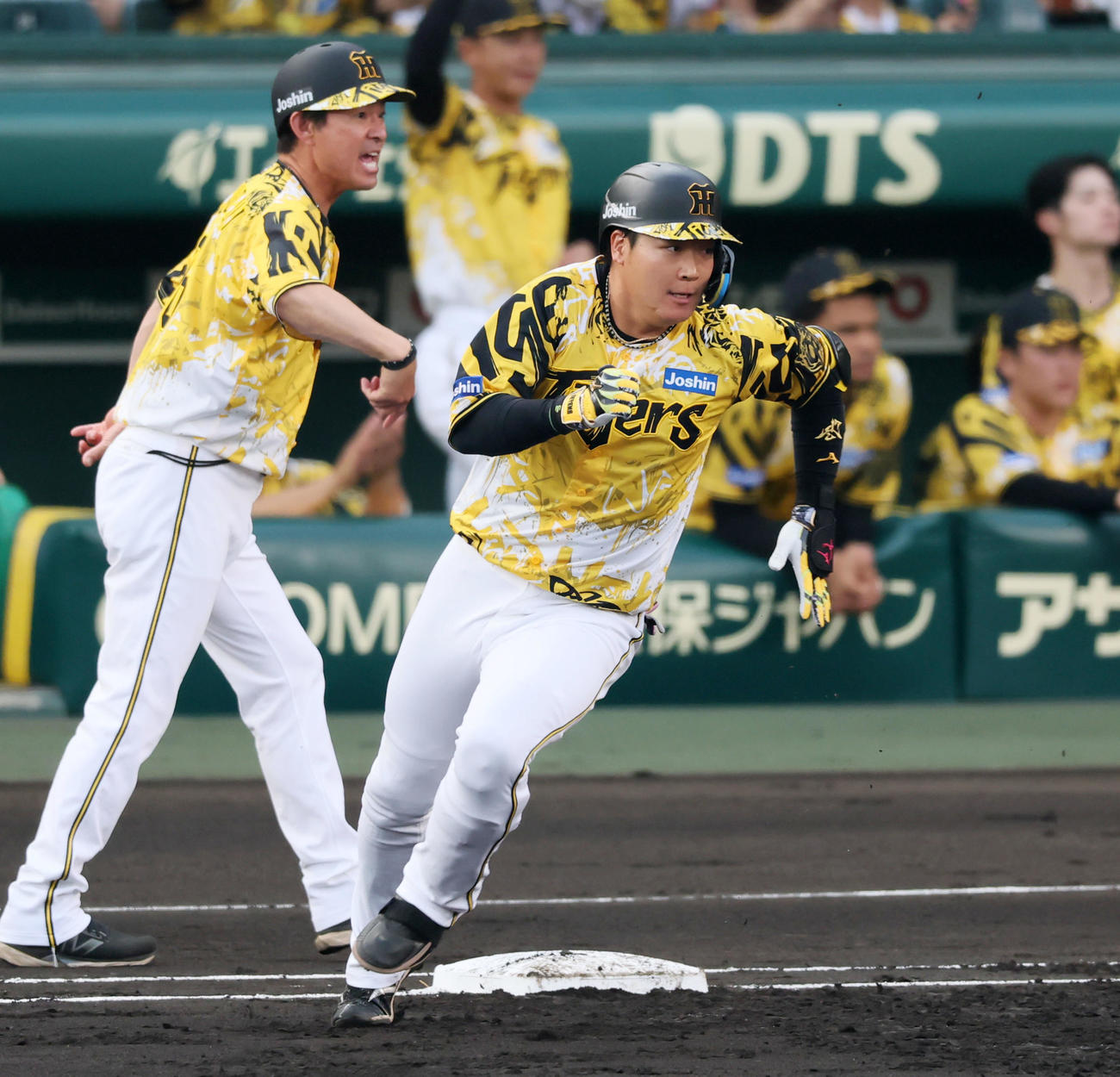 阪神対中日　1回裏阪神2死一、二塁、大山は左越え適時二塁打を放つ（撮影・加藤哉）