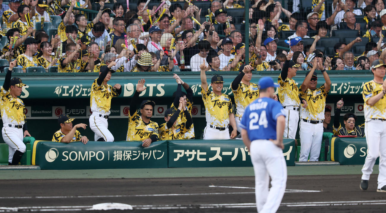 阪神対中日　1回裏阪神2死一、二塁、大山の左越え適時二塁打に盛り上がるベンチのナイン（撮影・加藤哉）