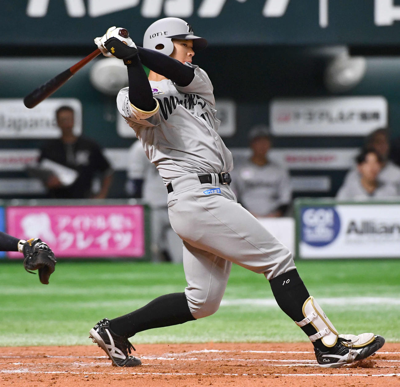 ソフトバンク対ロッテ　2回表ロッテ1死二、三塁、上田は先制の2点適時右二塁打を放つ（撮影・岩下翔太）