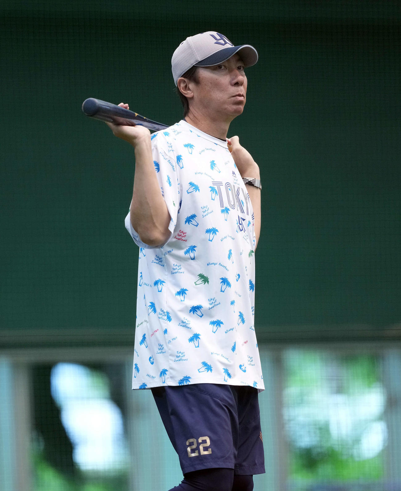ヤクルト対巨人　室内練習場で選手の動きを見るヤクルト高津監督（撮影・たえ見朱実）