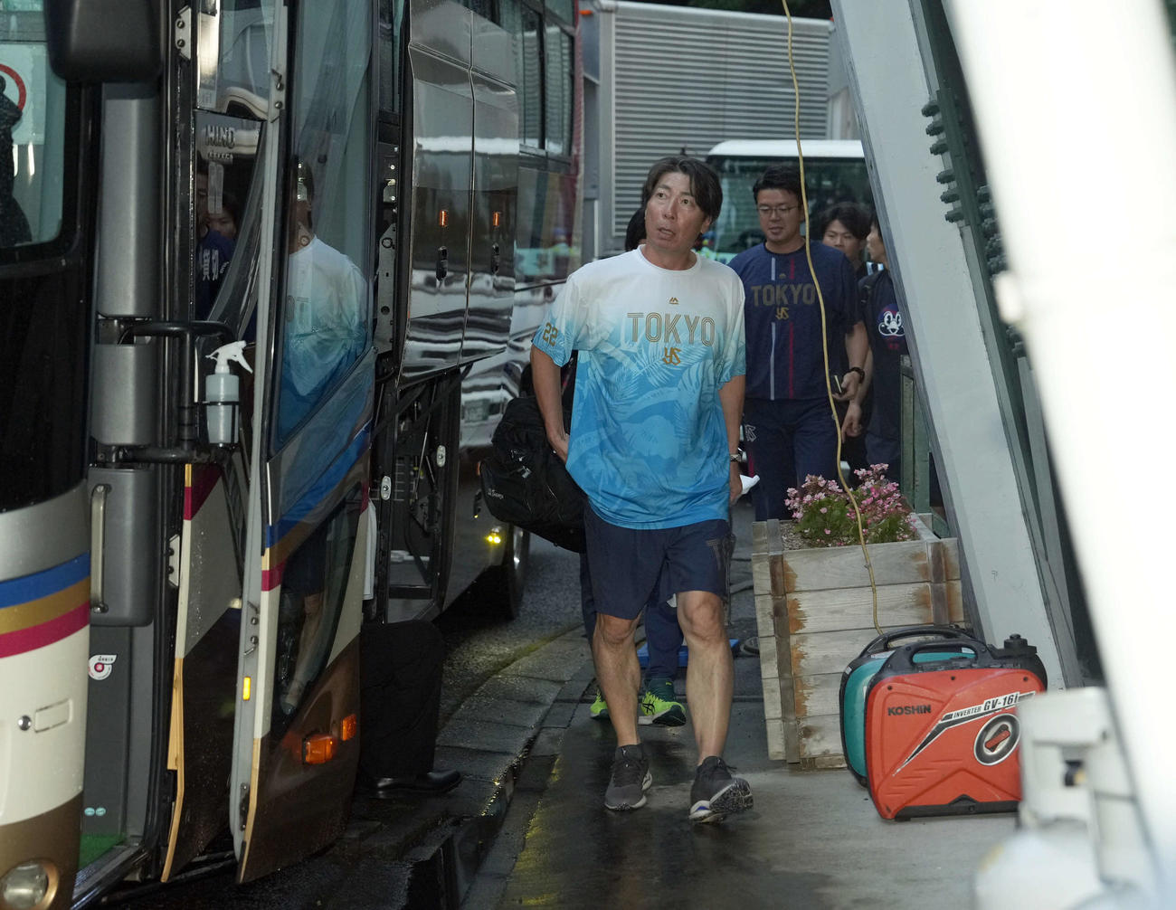 雨天中止となり引き揚げるヤクルト高津監督（撮影・たえ見朱実）