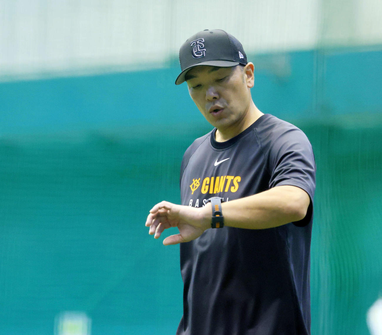 ヤクルト対巨人　降雨のため室内練習場で時間を気にする巨人阿部監督（撮影・浅見桂子）