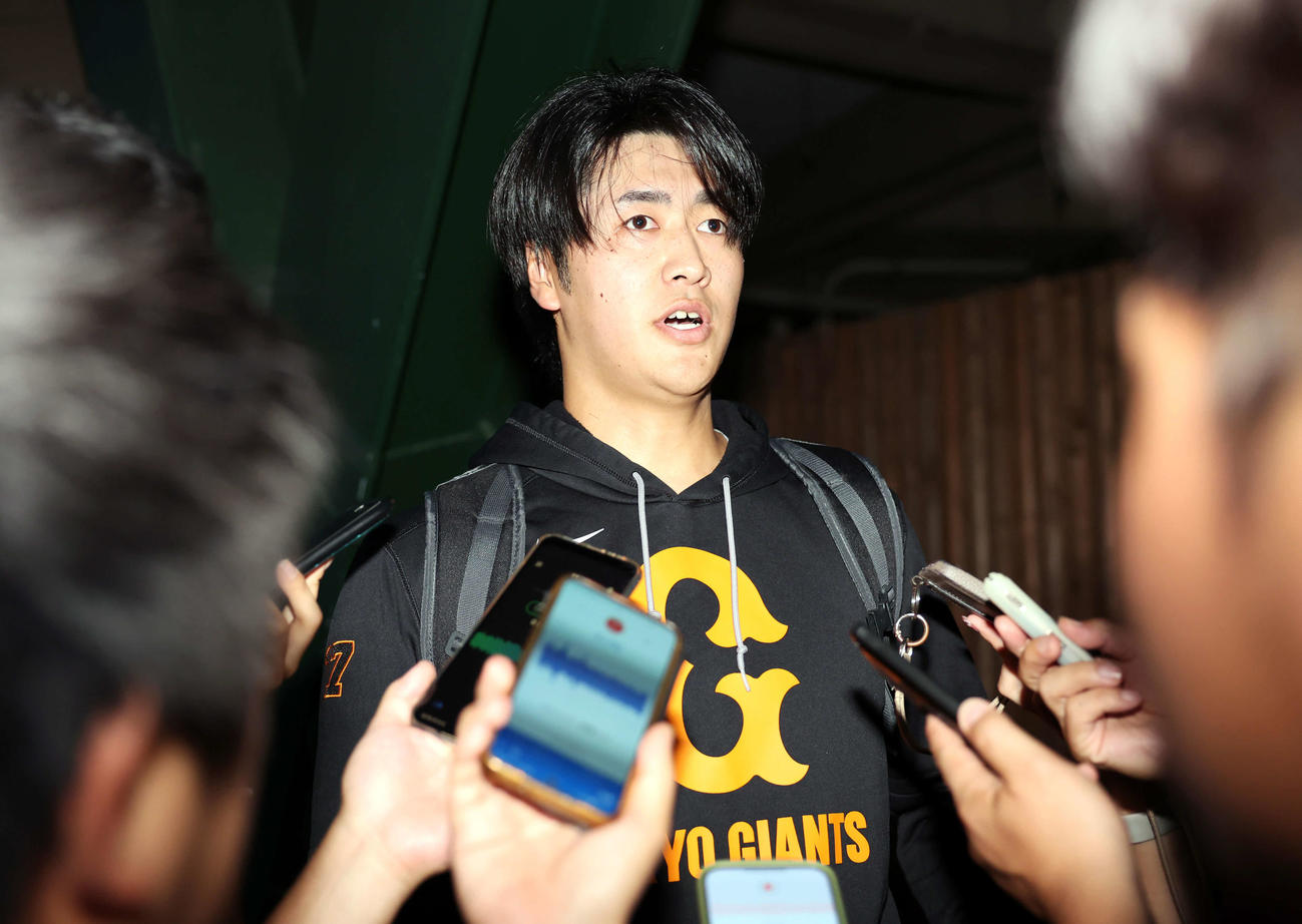 ヤクルト対巨人　雨天中止となり報道陣の質問に答える巨人西舘（撮影・浅見桂子）
