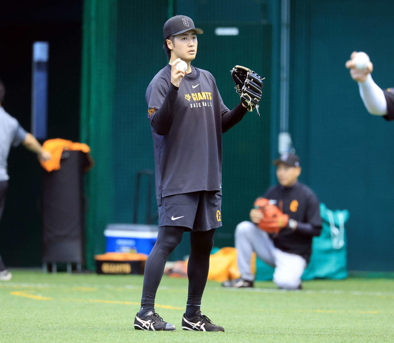 ヤクルト対巨人　降雨のため室内練習場でキャッチボールする巨人西舘（撮影・浅見桂子）