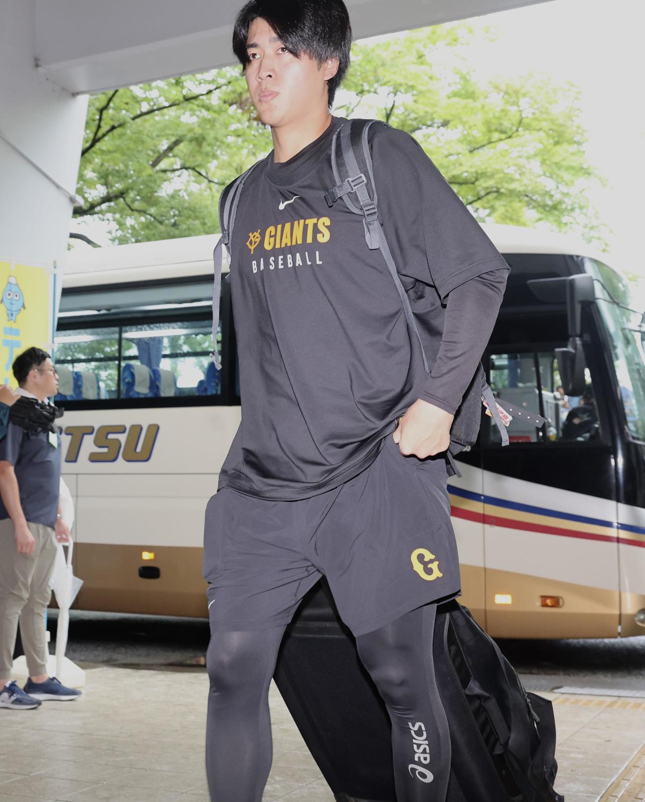 ヤクルト対巨人　球場入りする巨人西舘(撮影・浅見桂子)