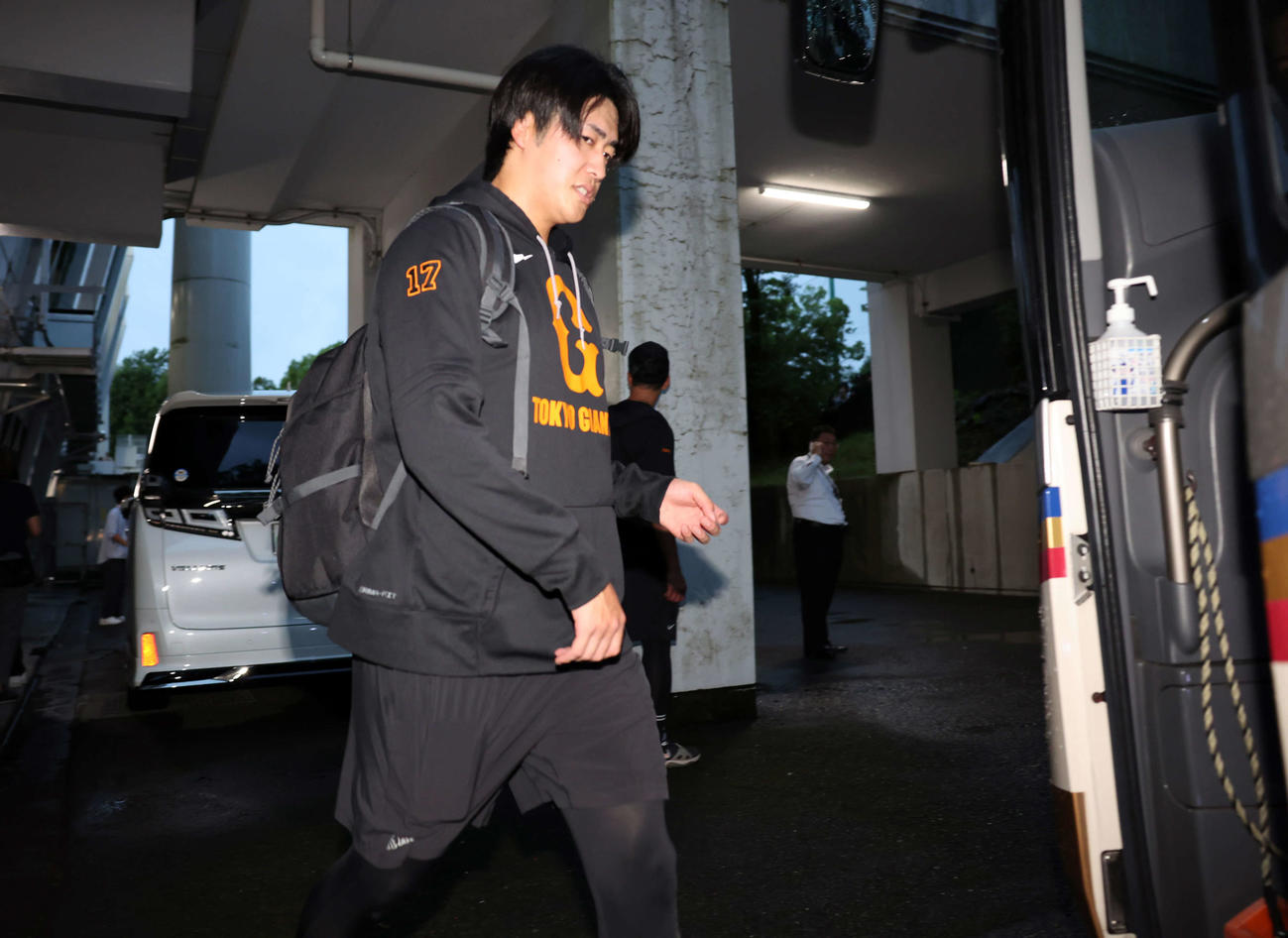 ヤクルト対巨人　雨天中止となり引き揚げる巨人西舘（撮影・浅見桂子）