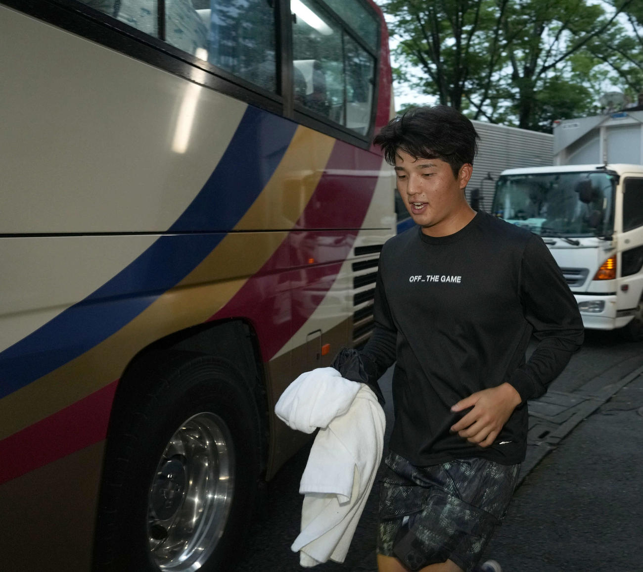 雨天中止となり引き揚げるヤクルト中村優（撮影・たえ見朱実）