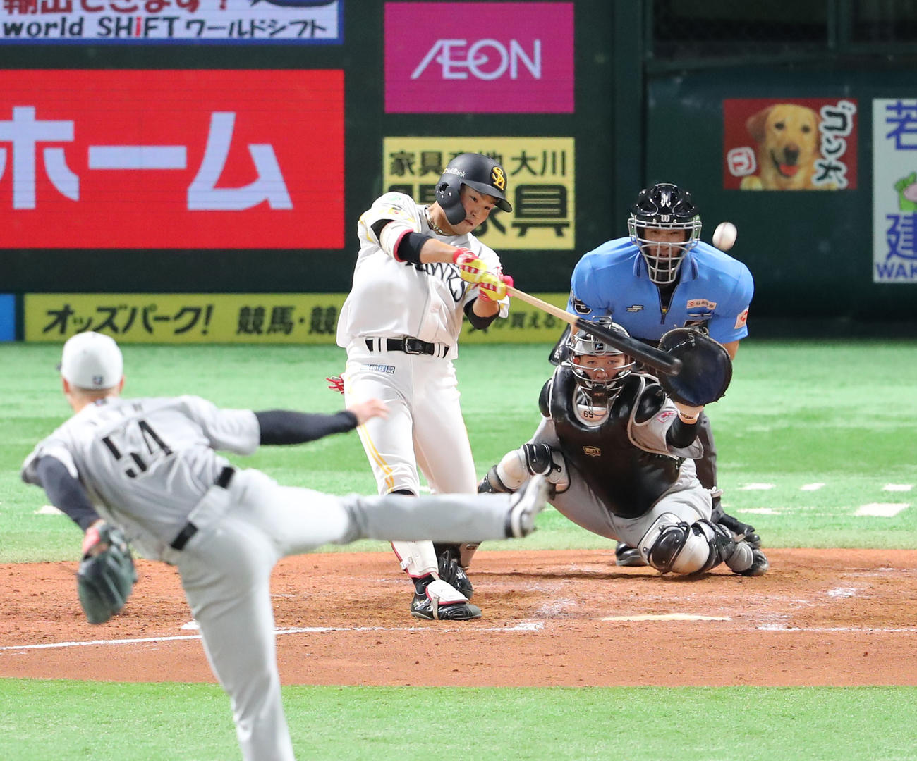 ソフトバンク対ロッテ　3回裏ソフトバンク2死一、二塁、山本は左越えに逆転となる3点本塁打を放つ（撮影・梅根麻紀）