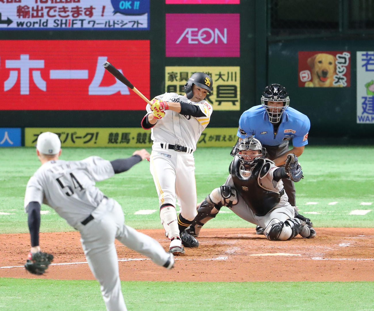 ソフトバンク対ロッテ　3回裏ソフトバンク2死一、二塁、山本は左越えに逆転となる3点本塁打を放つ（撮影・梅根麻紀）