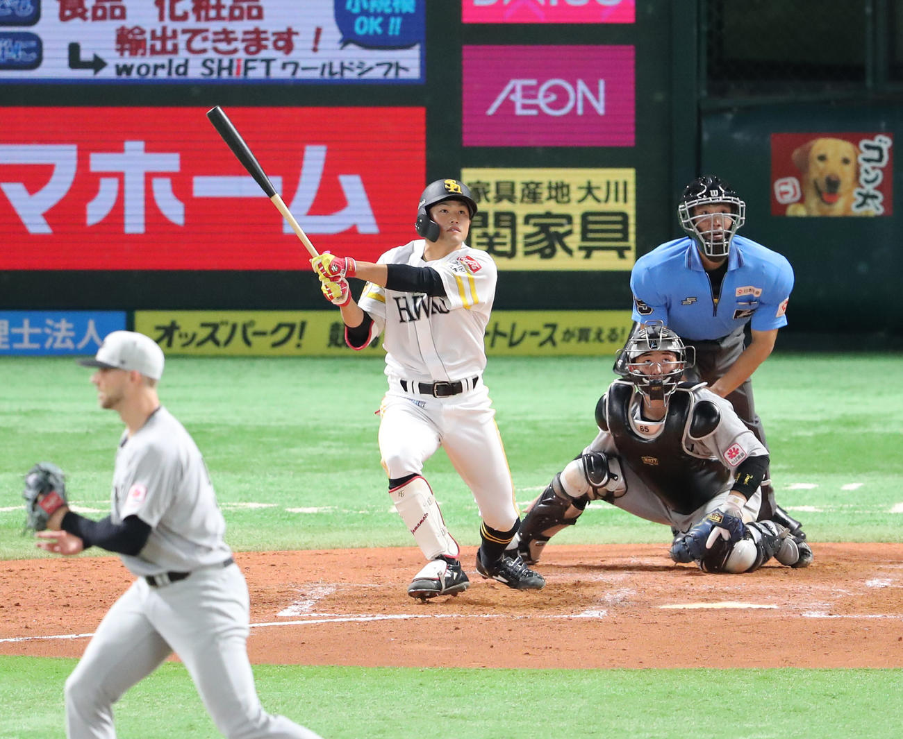 ソフトバンク対ロッテ　3回裏ソフトバンク2死一、二塁、山本は左越えに逆転となる3点本塁打を放つ（撮影・梅根麻紀）