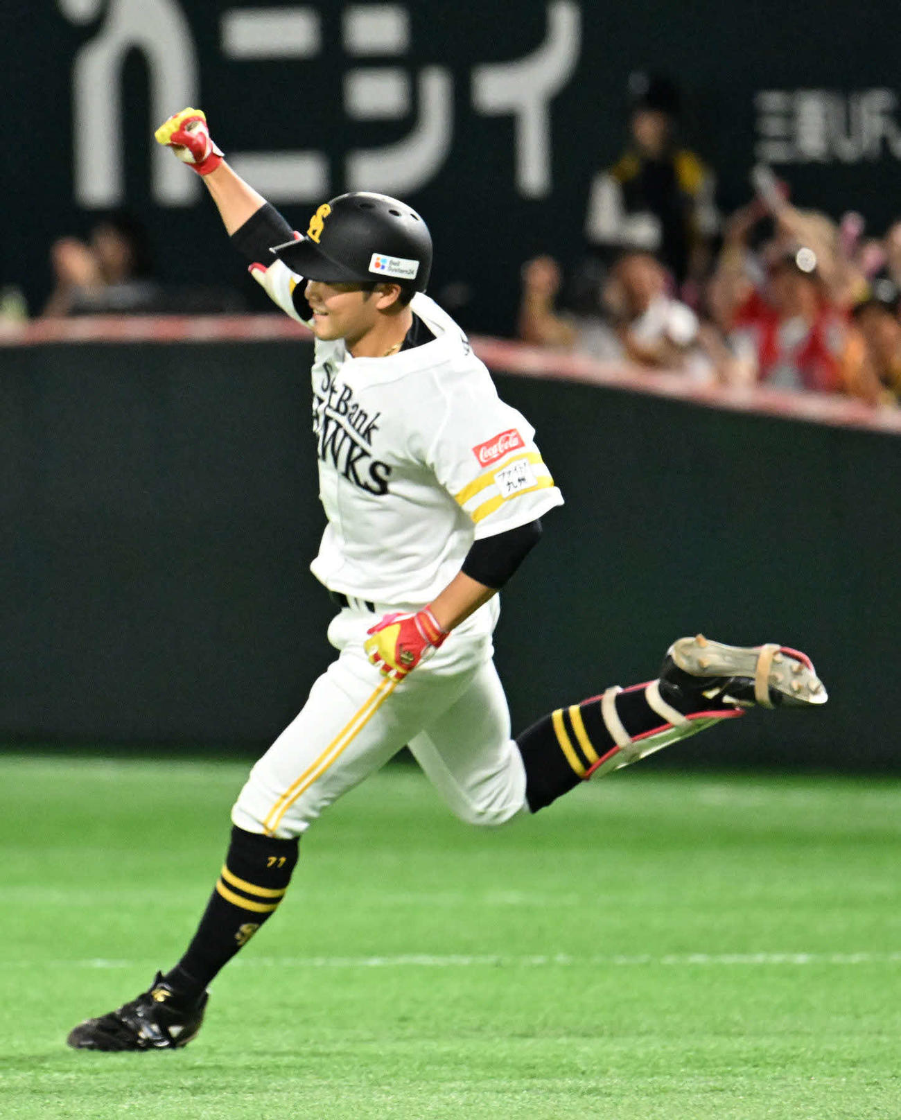 ソフトバンク対ロッテ　3回裏ソフトバンク2死一、二塁、山本は逆転本塁打を放つ（撮影・林敢治）