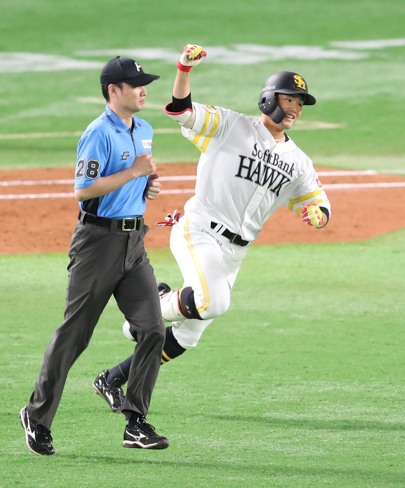 ソフトバンク対ロッテ　3回裏ソフトバンク2死一、二塁、山本は左越えに逆転となる3点本塁打を放ちガッツポーズ（撮影・梅根麻紀）