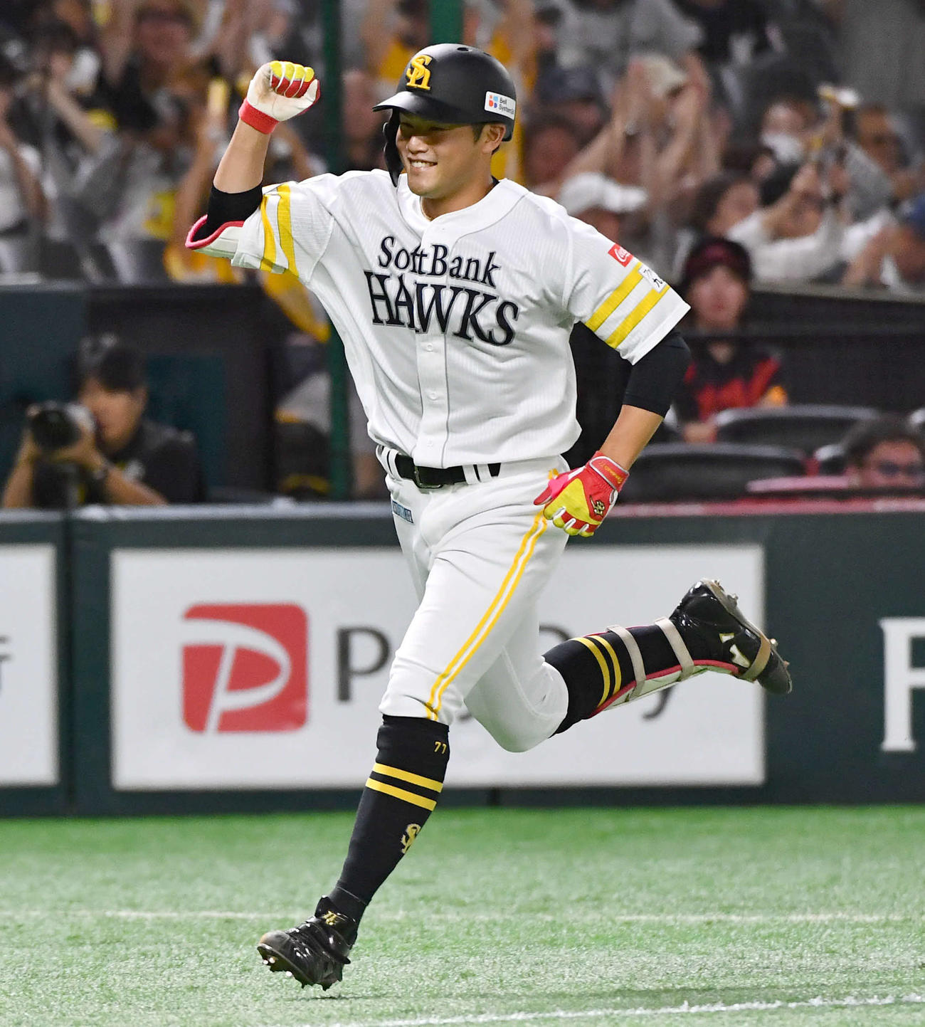 ソフトバンク対ロッテ　3回裏ソフトバンク2死、一、二塁、プロ初の逆転左越え3点本塁打を放ち、笑顔でガッツポーズする山本（撮影・岩下翔太）
