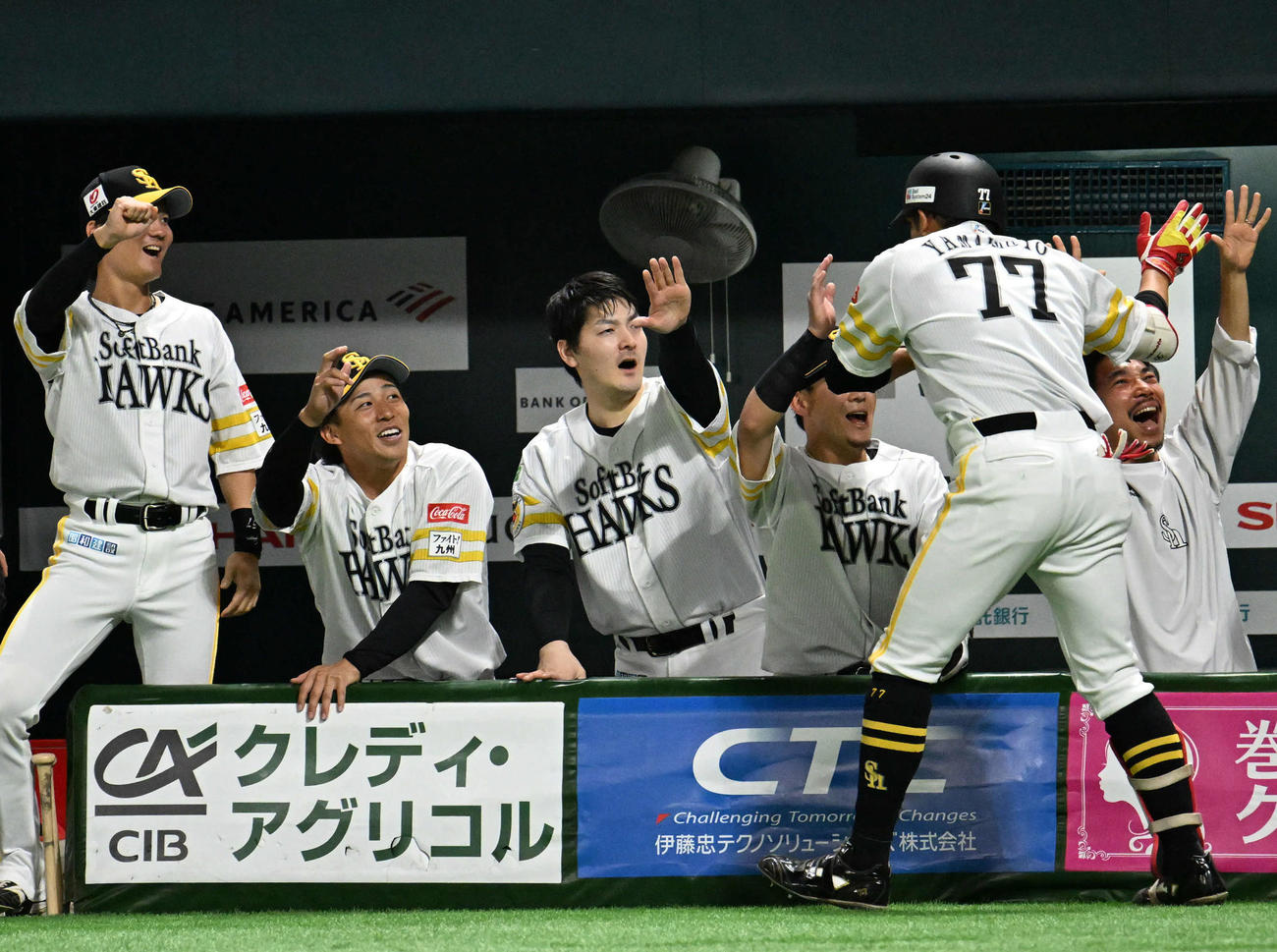 ソフトバンク対ロッテ　3回裏ソフトバンク2死一、二塁、山本（右）は逆転本塁打を放ちナインとタッチを交わす（撮影・林敢治）