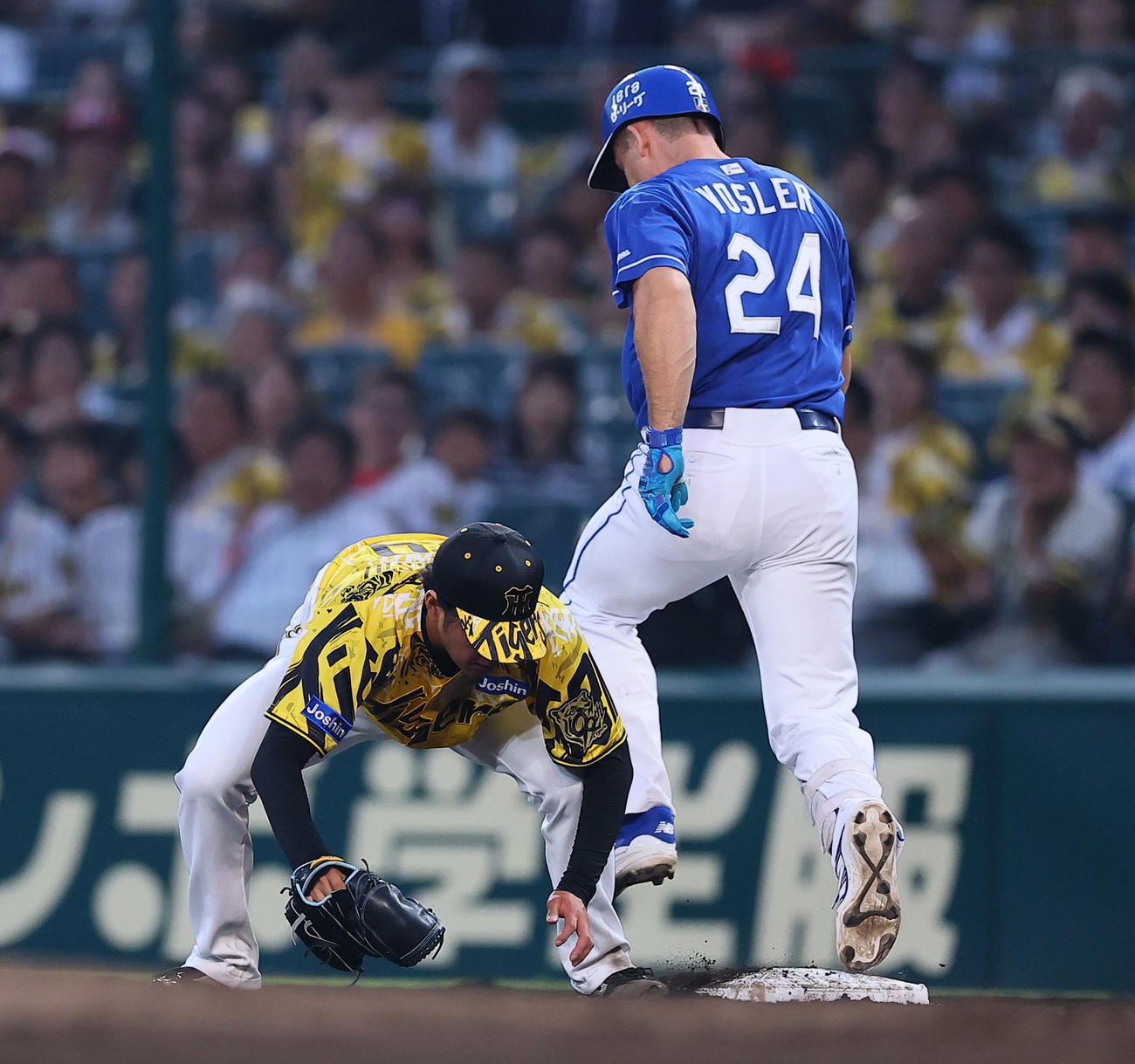 阪神対中日　4回表中日無死一、二塁、ボスラーの一ゴロで、高橋がベースカバーに入るもベースから足が離れセーフとなる（撮影・藤尾明華）