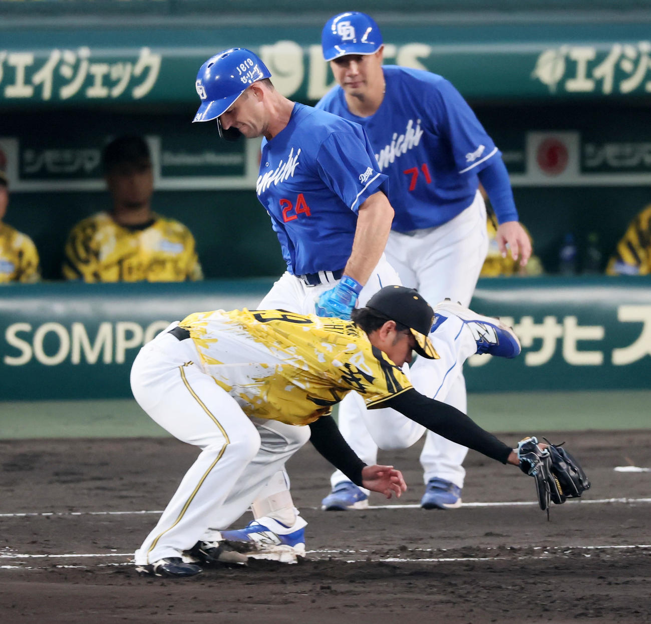 阪神対中日　4回表中日無死一、二塁、ボスラーは一ゴロを打ち併殺は免れる。左は投手高橋（撮影・加藤哉）