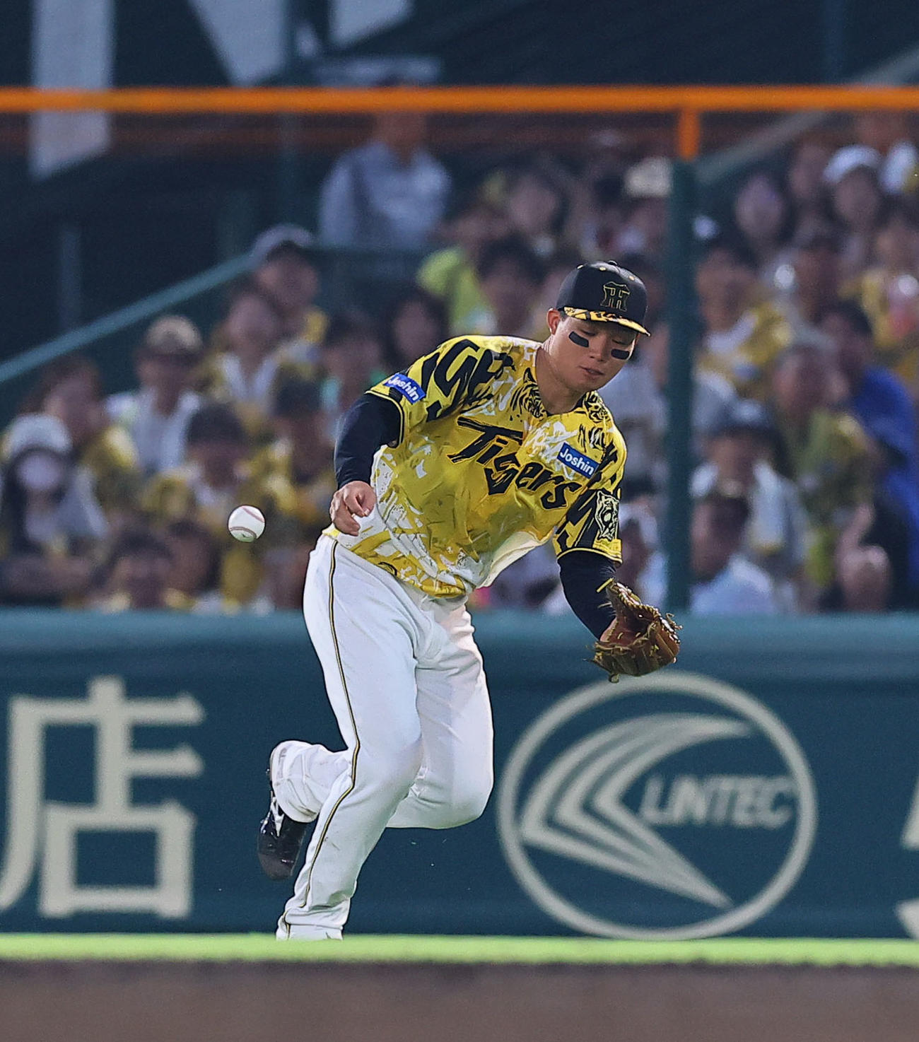 阪神対中日　4回表中日1死満塁、山本の右前適時打の打球をファンブルする森下（撮影・藤尾明華）