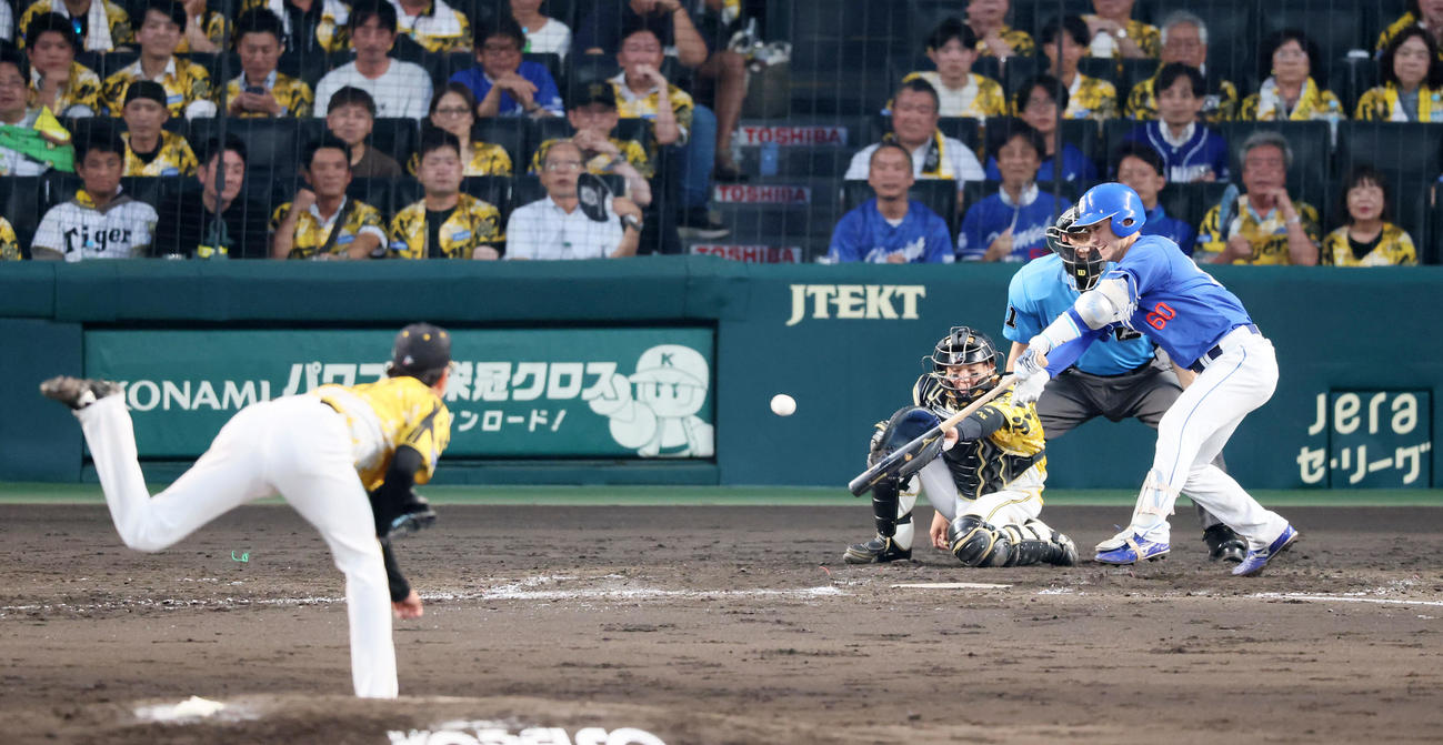 阪神対中日　4回表中日1死満塁、山本は右前適時打を放つ。投手高橋（撮影・加藤哉）