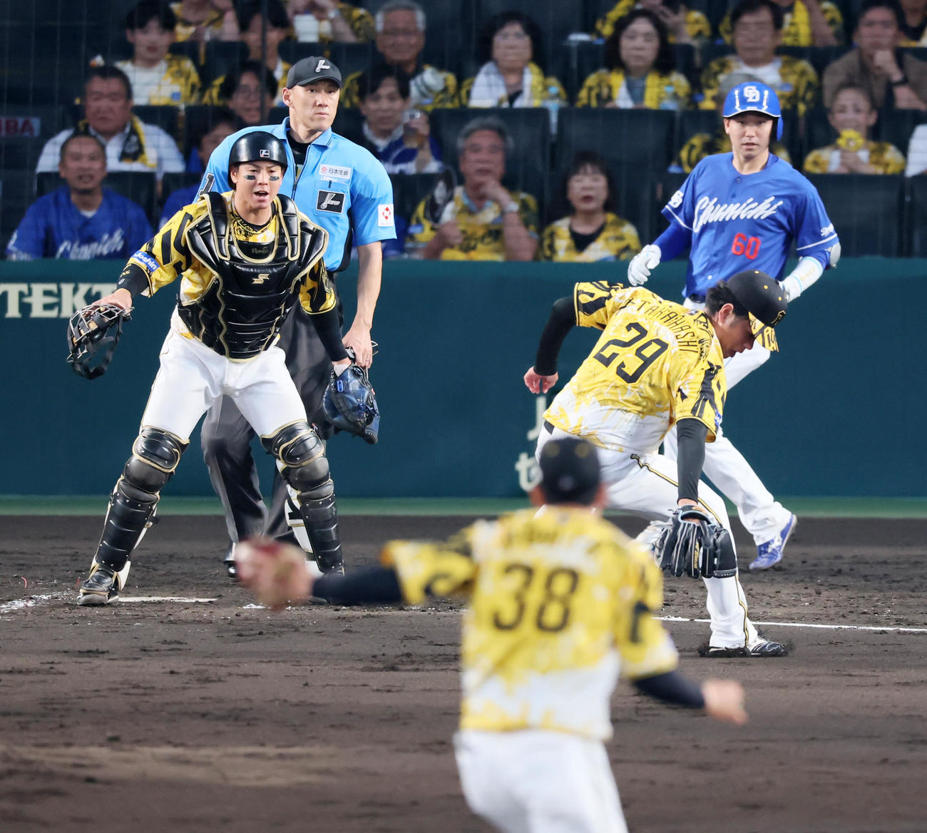 阪神対中日　4回表中日1死二、三塁、高橋は佐藤のバントをエラー（撮影・加藤哉）