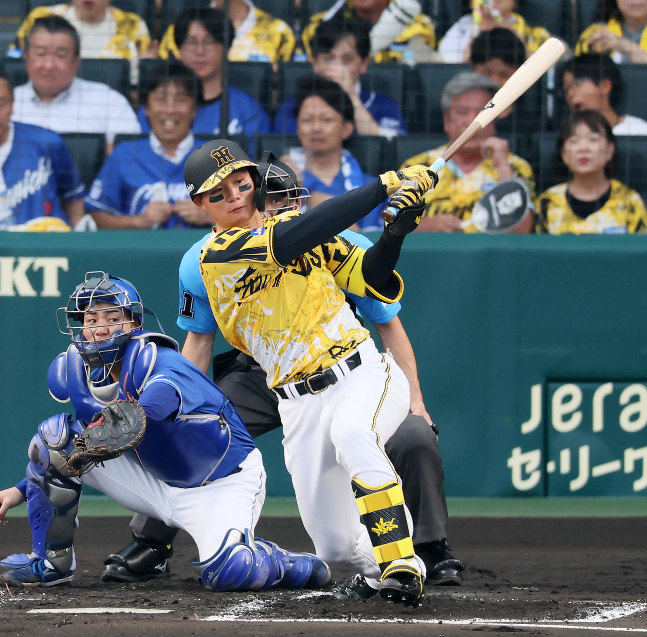 阪神対中日　1回表裏阪神2死、森下は左前を放つ（撮影・加藤哉）