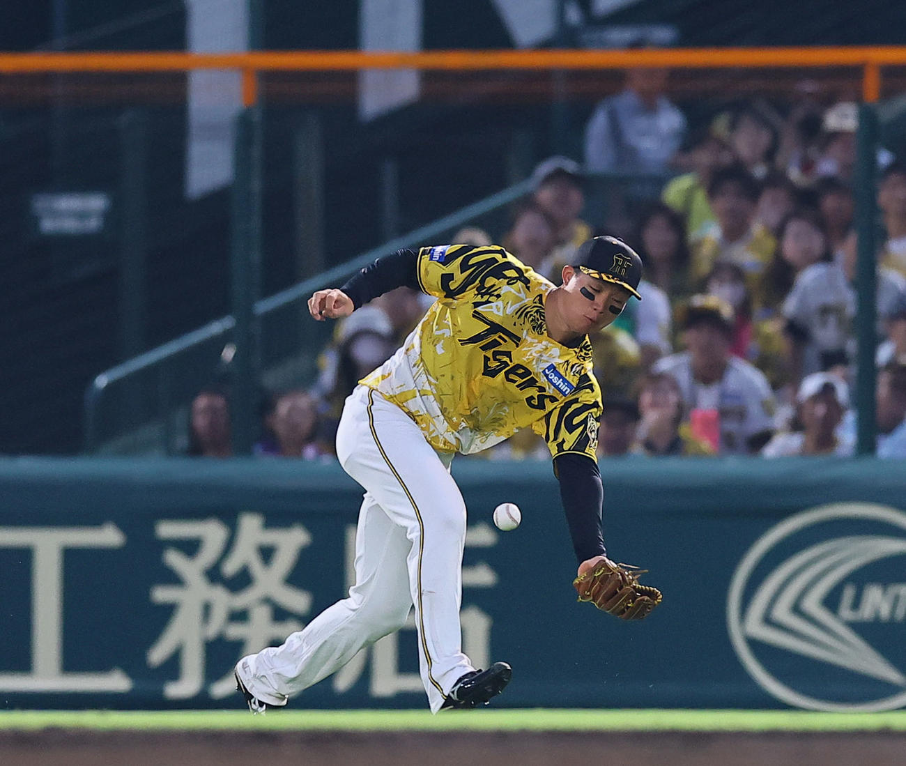 阪神対中日　4回表中日1死満塁、山本の右前適時打の打球をファンブルする森下（撮影・藤尾明華）