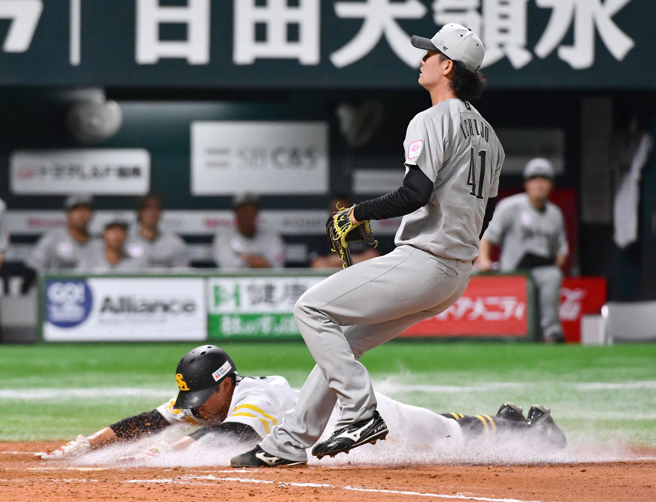 ソフトバンク対ロッテ　5回裏ソフトバンク2死二、三塁、暴投で三塁走者・山本（左）の生還を許した一條（撮影・岩下翔太）