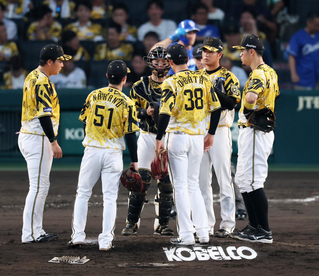 阪神対中日　4回表中日無死一、二塁、打者ボスラーを迎えマウンドでナインと集まる高橋（撮影・加藤哉）