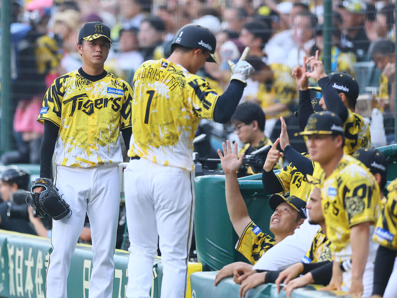 阪神対中日　1回裏阪神2死一、二塁、大山の先制適時二塁打で生還した森下を出迎える高橋（左端）（撮影・藤尾明華）