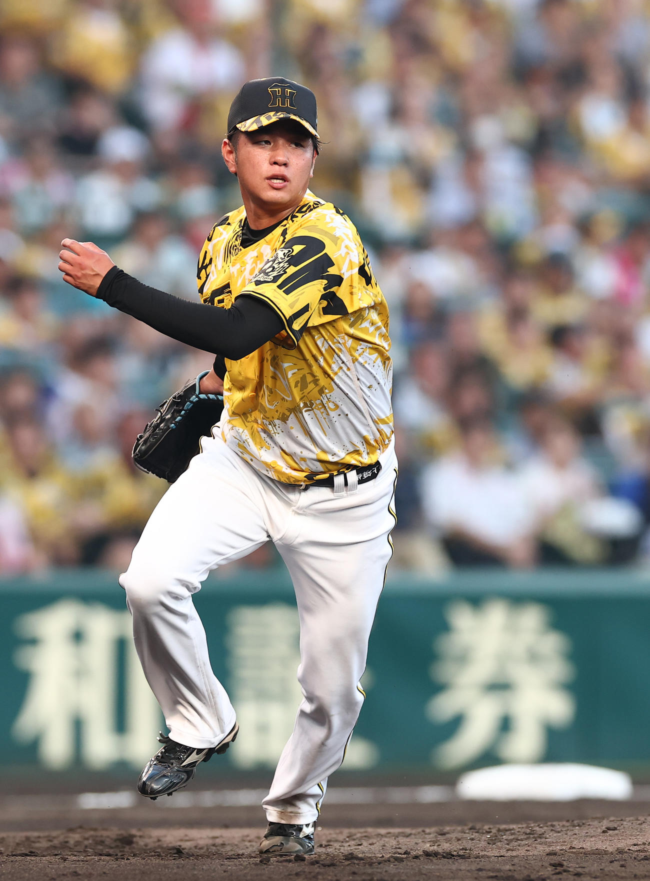 阪神対中日　3回表中日2死、田中を一ゴロに打ち取りベースカバーに向かう高橋（撮影・上田博志）