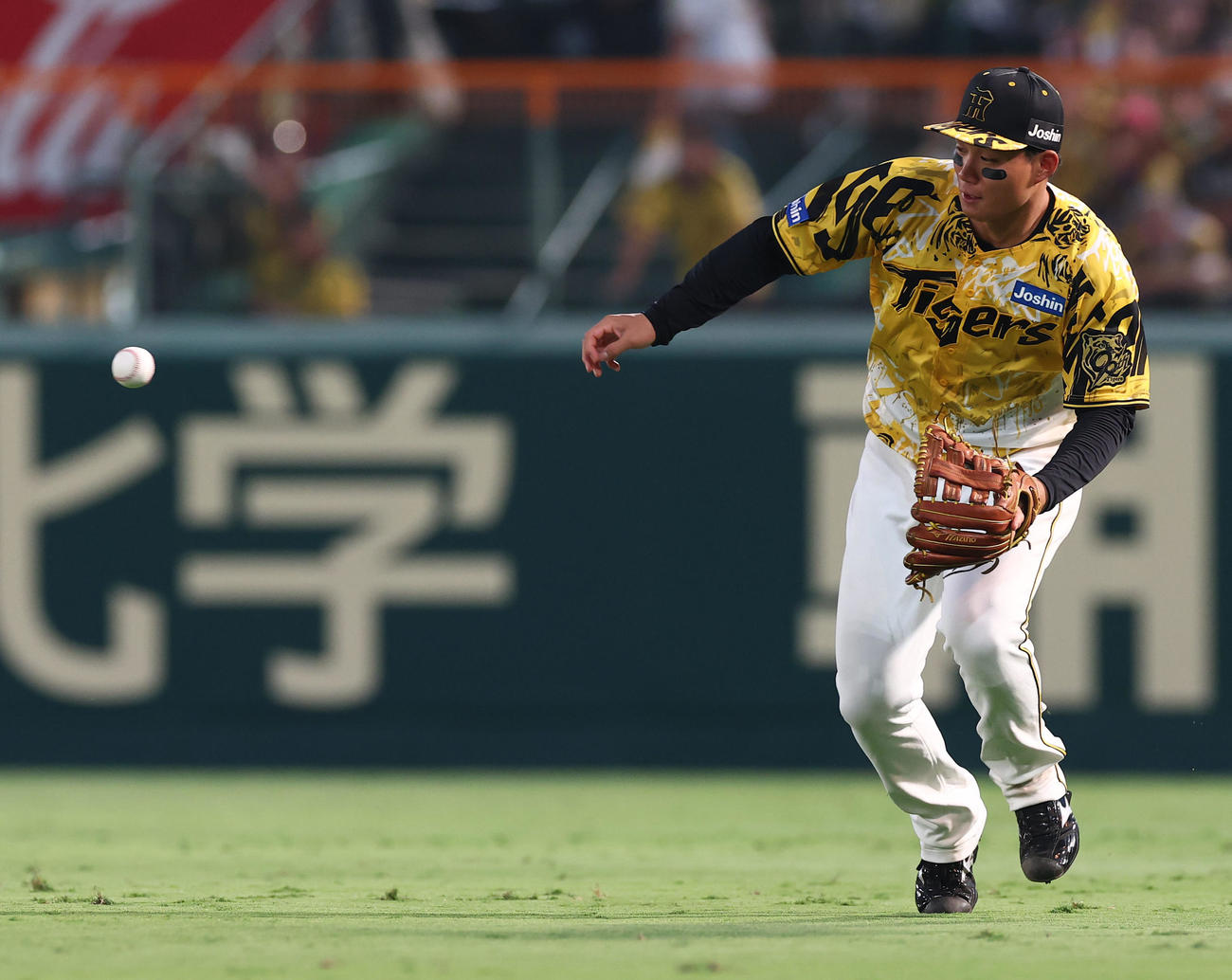 阪神対中日　4回表中日1死一、三塁、高橋は佐藤のバントをファンブルする（撮影・上田博志）