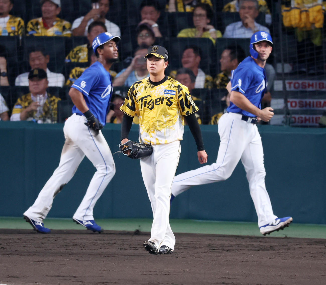 阪神対中日　4回表中日1死満塁、高橋は山本に右前適時打を打たれて逆転を許す（撮影・加藤哉）