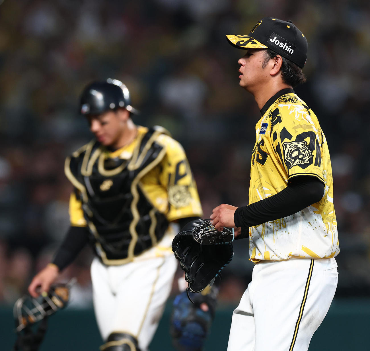 阪神対中日　4回、逆転を許した高橋は悔しそうな表情でベンチに引き揚げる（撮影・上田博志）