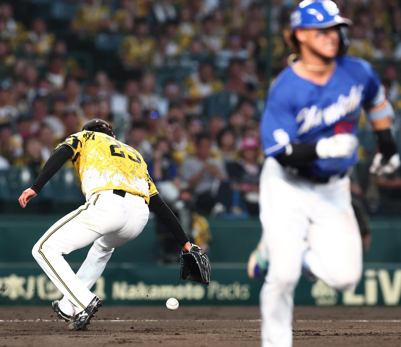 阪神対中日　4回表中日1死一、三塁、高橋は佐藤のバントをファンブルする（撮影・上田博志）