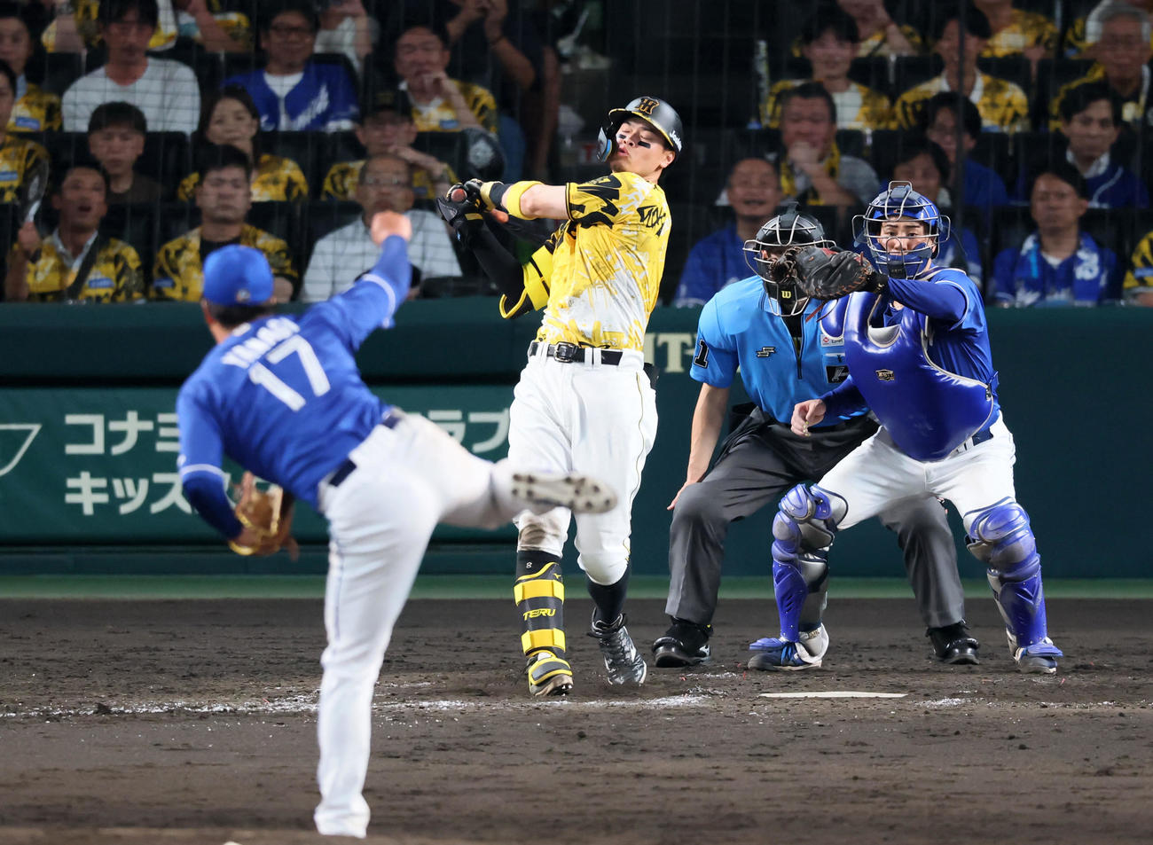 阪神対中日　5回裏阪神1死一、二塁、三振に倒れる佐藤輝。投手柳（撮影・加藤哉）
