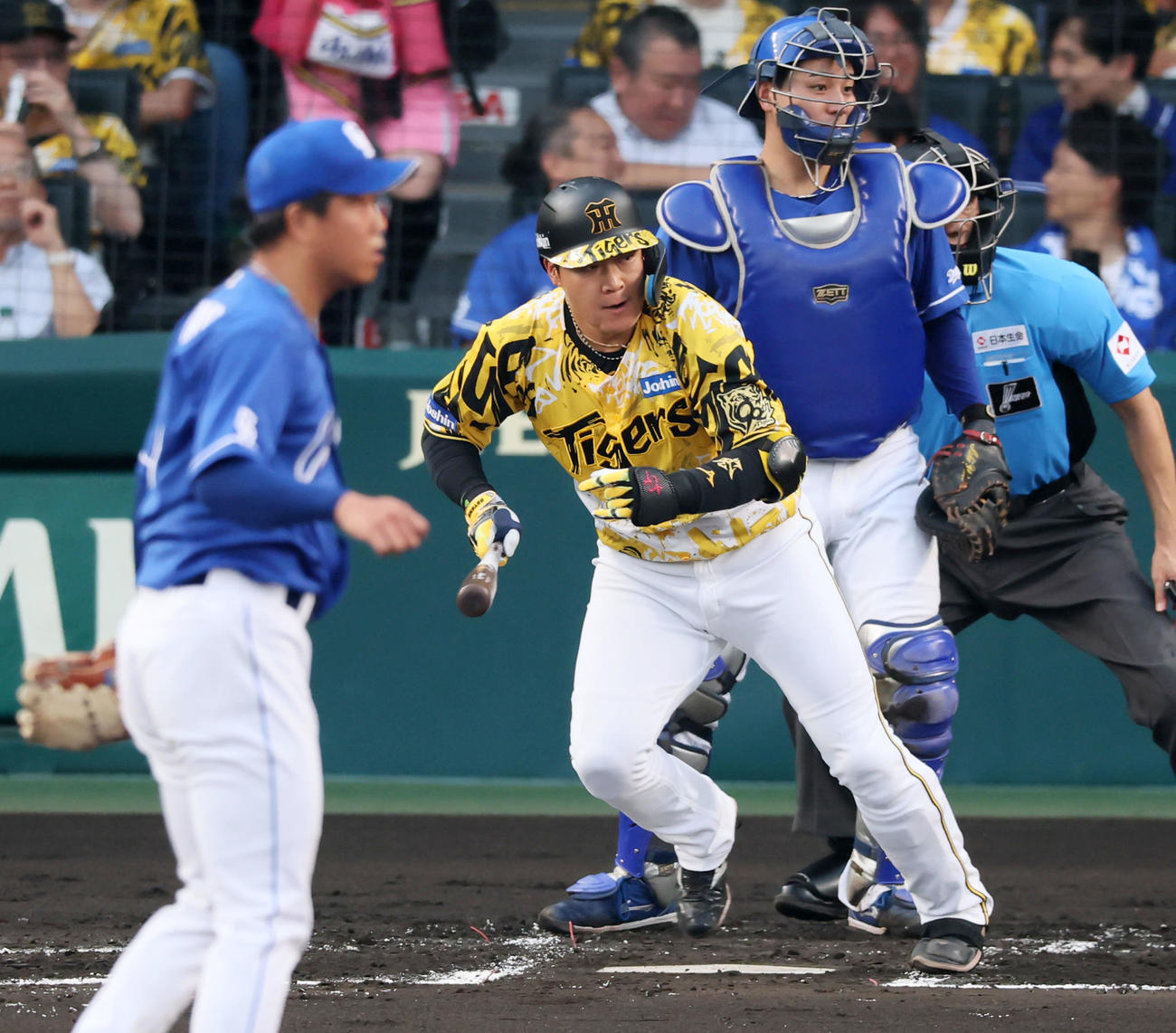 阪神対中日　1回裏阪神2死一、二塁、大山は左越え適時二塁打を放つ。投手柳（撮影・加藤哉）
