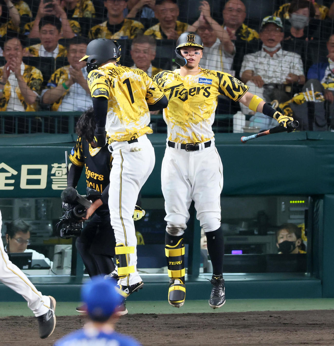 阪神対中日　7回裏阪神2死、左越えソロ本塁打を放った森下（左）は次打者佐藤輝とジャンプしてタッチする（撮影・加藤哉）