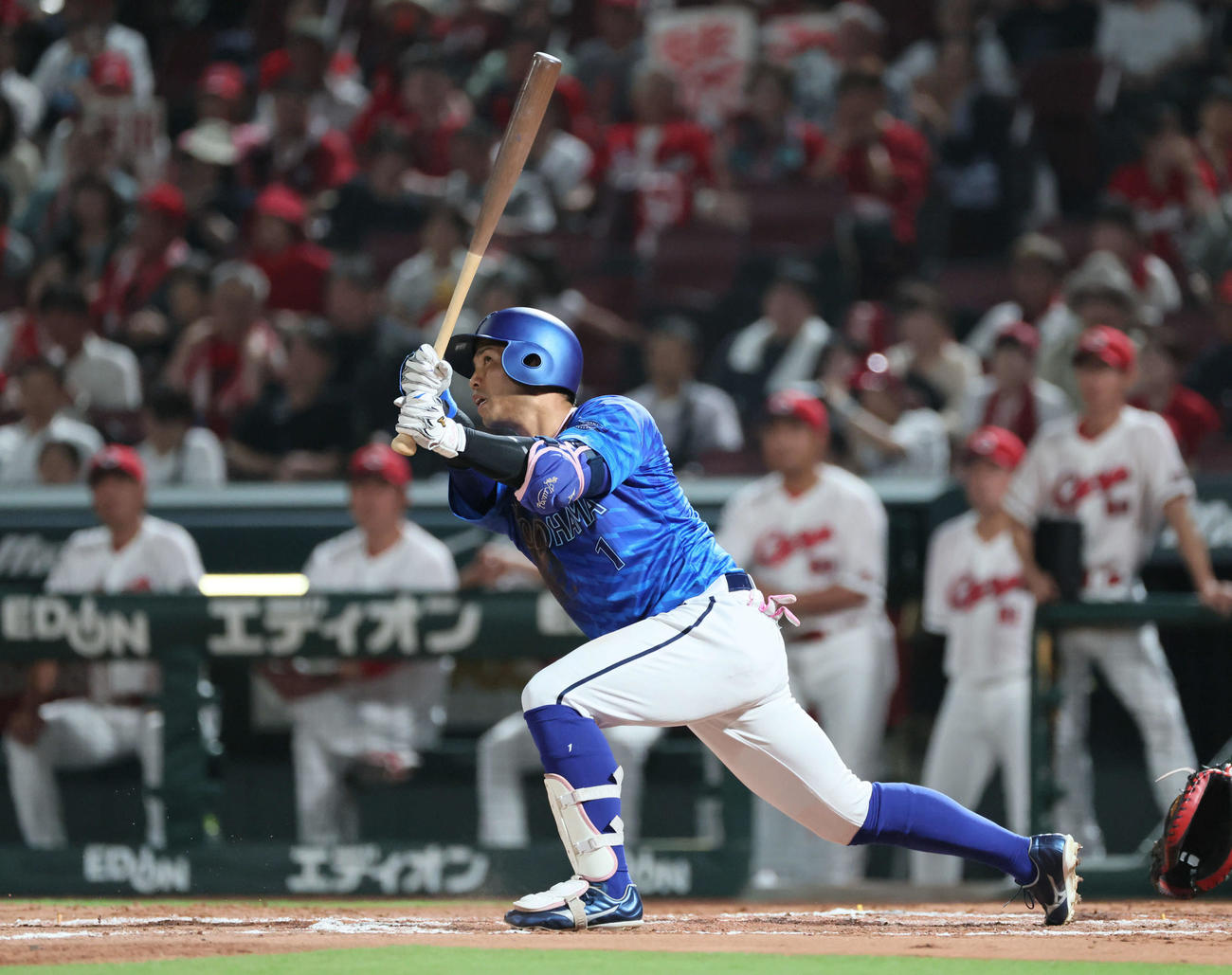 広島対DeNA 8回表DeNA1死、桑原は先制左越え本塁打を放つ（撮影・加藤孝規）