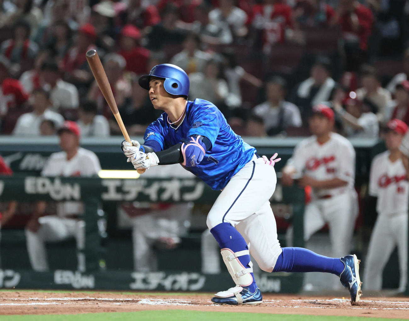 広島対DeNA 8回表DeNA1死、桑原は先制左越え本塁打を放つ（撮影・加藤孝規）