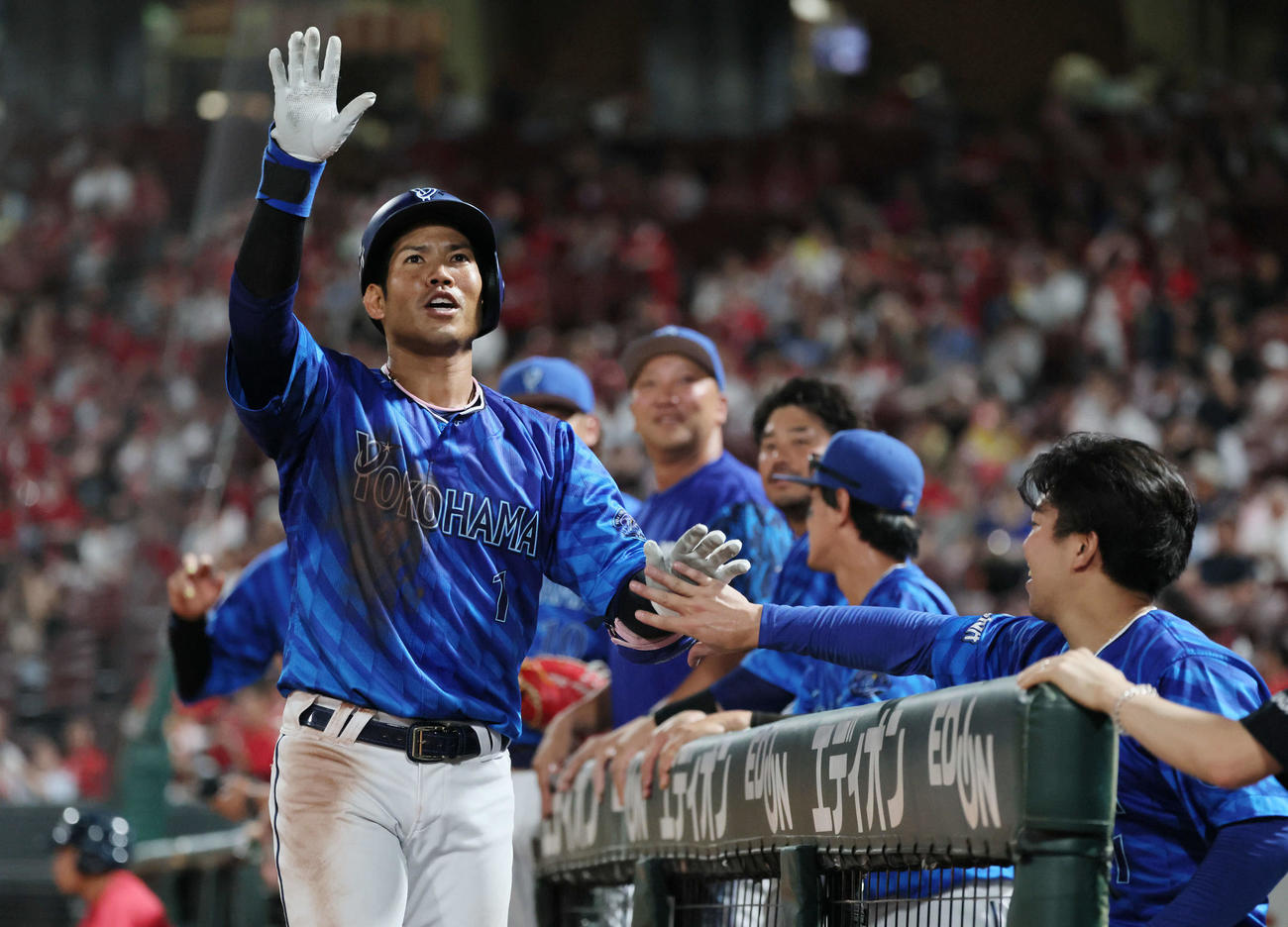 広島対DeNA 8回表DeNA1死、先制左越え本塁打を放った桑原（撮影・加藤孝規）