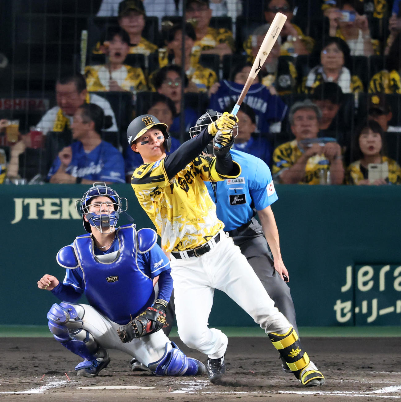 阪神対中日　7回裏阪神2死、森下は左越えソロ本塁打を放つ（撮影・加藤哉）