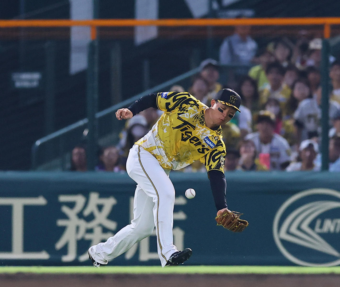 阪神対中日　4回表中日1死満塁、山本の右前適時打の打球をファンブルする森下（撮影・藤尾明華）