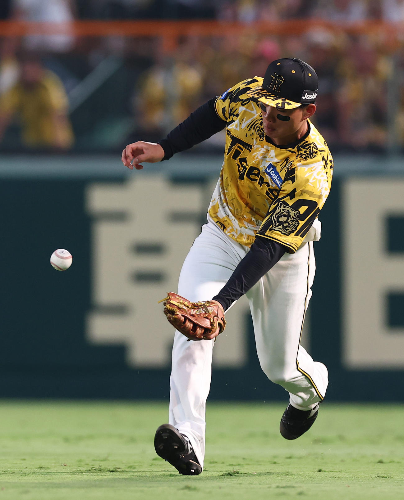 阪神対中日　4回表中日1死満塁、森下は山本の適時打の打球をファンブルする（撮影・上田博志）