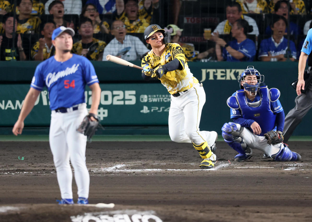 阪神対中日　7回裏阪神2死、森下は左越えソロ本塁打を放つ。投手藤嶋（撮影・加藤哉）