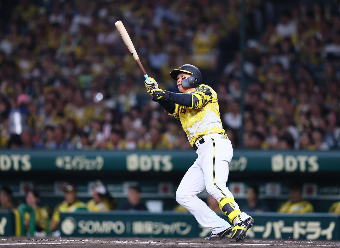 阪神対中日　7回裏阪神2死、森下は左越えに同点本塁打を放つ（撮影・藤尾明華）