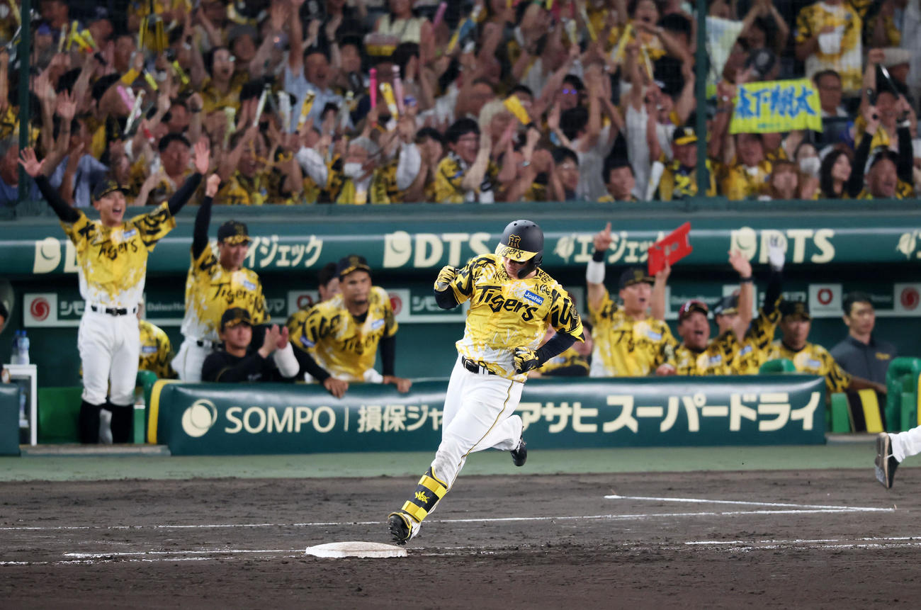 阪神対中日　7回裏阪神2死、森下は左越えソロ本塁打を放ちガッツポーズを見せダイヤモンドを駆ける（撮影・加藤哉）