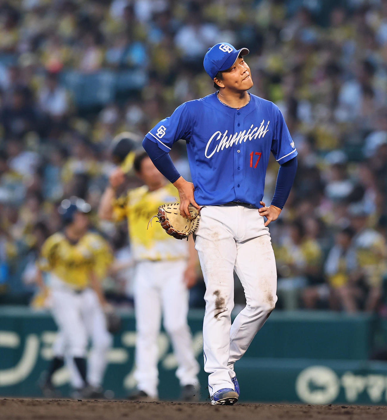 阪神対中日　3回を終え、首を傾げながらベンチに戻る中日柳（撮影・藤尾明華）