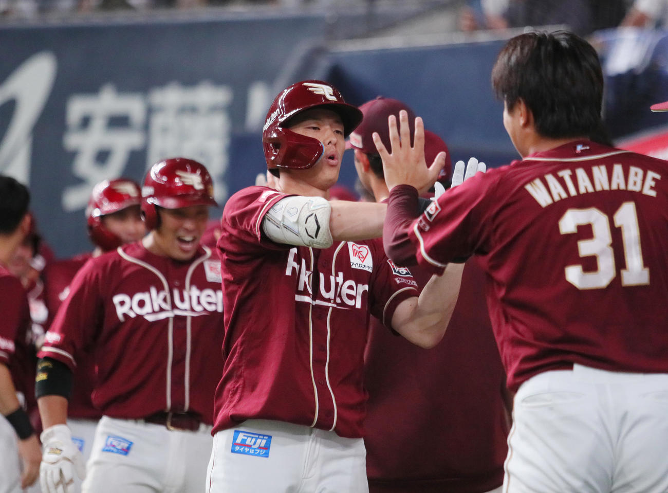 オリックス対楽天　6回表楽天2死満塁、辰己（右から2人目）は右越え満塁本塁打を放ち仲間とタッチをかわす（撮影・上山淳一）