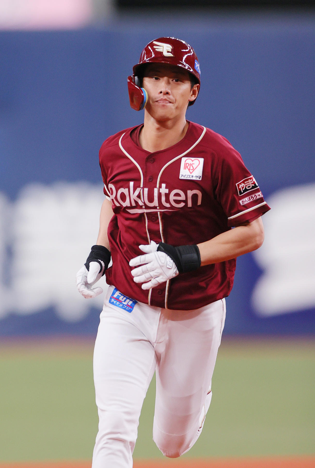 オリックス対楽天　6回表楽天2死満塁、辰己は右越え満塁本塁打を放ちダイヤモンドを1周する（撮影・上山淳一）