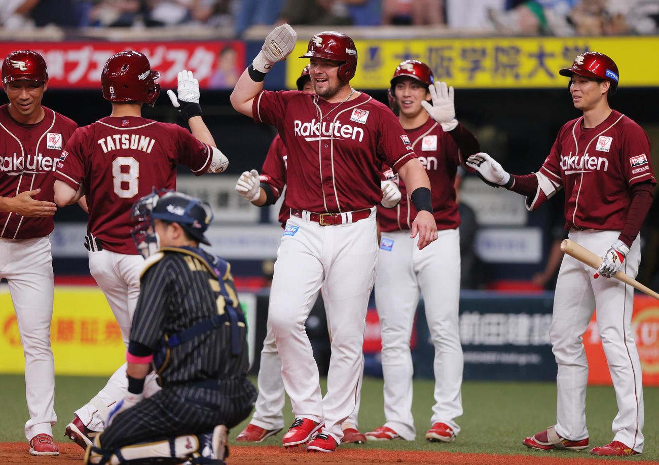 オリックス対楽天　6回表楽天2死満塁、辰己（左から2人目）は右越え満塁本塁打を放ち生還し出迎えを受ける（撮影・上山淳一）
